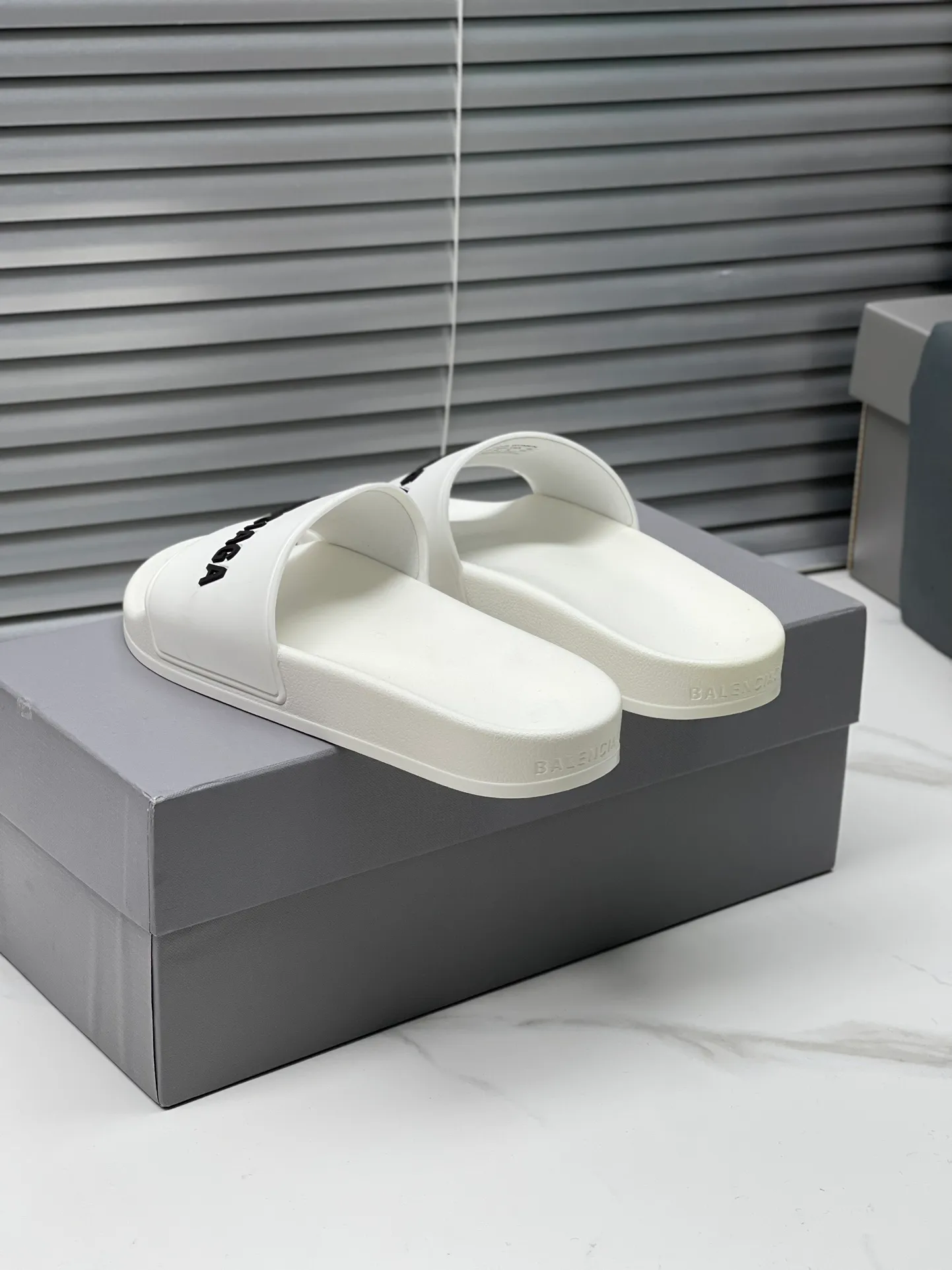 👟👟Ex-factory price 240👟👟 Women's Shoes Women's Clothing Balenciaga 2023 trendy slippers!  Balenciaga Political Campaign Latest Abrasive Development!  A favorite of European and American ladies, celebrities, and Internet celebrity girls. Exquisite uppers are hand-sewn and threaded. They are fluffy and soft, skin-friendly and soft, a must-have for summer. Fashionable but not overly ostentatious. Original natural rubber non-slip and wear-resistant sole. Size 35-40, 39-45 matching counter latest original packaging.